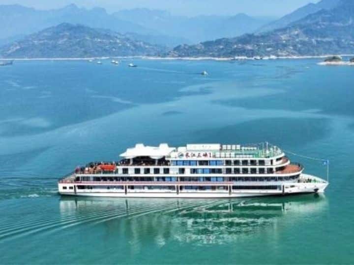 World's largest World's largest electric cruise ship sets sail in China; can travel 100 km in one charge  Electric Cruise Ship: जगातील सर्वात मोठं इलेक्ट्रिक क्रूझ जहाज चीनमध्ये रवाना; एका चार्जमध्ये गाठणार 100 किमीचं अंतर 