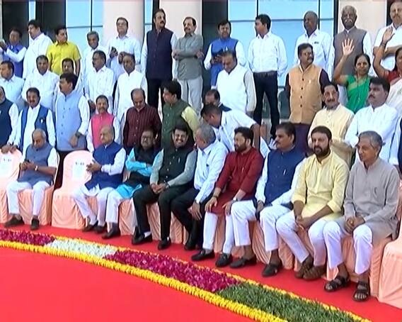 વિધાનસભા ફોટો સેશનઃ ધાનાણીએ વસાવાના કાનમાં શું કહ્યું કે ભાજપના જૂના મંત્રીઓ પણ હસી પડ્યા?