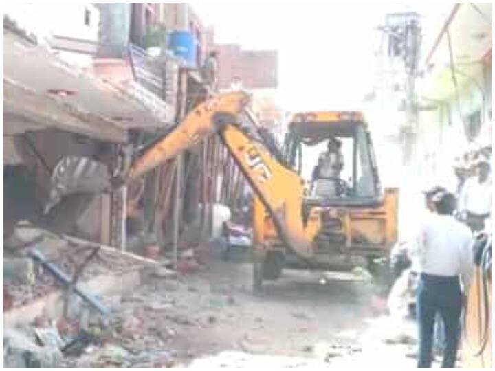 Gwalior bulldozer demolished house of rape case accused relatives came out in protest ANN Gwalior News: ग्वालियर में रेप के आरोपी का अवैध मकान बुलडोजर से जमींदोज, विरोध में उतरे परिजन