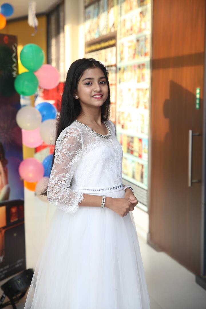জে কে রাউলিংয়ের সেই বিদেশি ম্যাজিক চরিত্রের দারুণ ভক্ত হরিপদ। তাঁর হাতে থাকে যাদু ছড়ি আর ঠোঁটের ডগায় 'উইঙ্গার্ডিয়াম লেবিয়ৌসা'। কিন্তু হারমায়োনির সেই স্পষ্ট উচ্চারণের মন্ত্র হ্যারি পটারদের অনেক বিপদ থেকে মুক্ত করলেও বাঁচাতে পারেনি হরিনাথকে। তাঁর বিরুদ্ধে ঘোরতর অভিযোগ আসে।