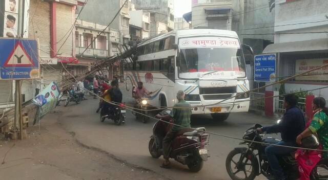 MGVCL electricity poll collapse in Dahod, poll collapse on bus Dahod: 35 મુસાફરો સાથે જતી ખાનગી બસ પર પડ્યો ચાલુ વીજપોલ, મચી ગઈ ભાગદોડ