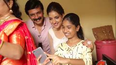 Marathi Serial :स्टार प्रवाहच्या कलाकारांची स्वारी पोहोचली मालिका घडवण्यात दिवसरात्र राबणाऱ्या तंत्रज्ञांच्या घरी!