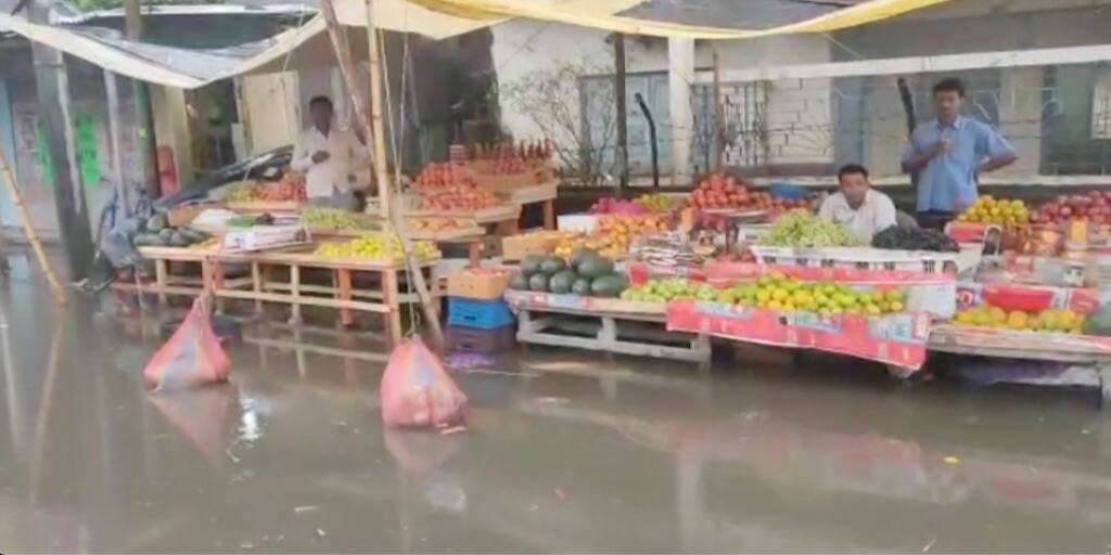 Jalpaiguri News dhupguri Dooars people in trouble due to the incessant rains Jalpaiguri News: ভোর রাত থেকে অবিরাম বৃষ্টি, ধূপগুড়ি সহ ডুয়ার্সে বিপর্যস্ত জনজীবন