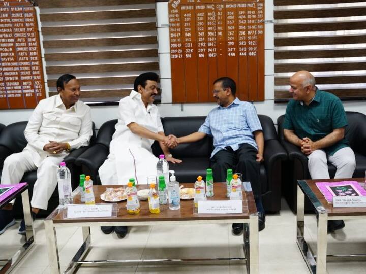 तमिलनाडु के मुख्यमंत्री एमके स्टालिन ने अपने तीन दिवसीय दौरे के दूसरे दिन गुरुवार को दिल्ली के सरकारी स्कूल और मोहल्ला क्लीनिक का दौरा किया. एमके स्टालिन के साथ इस दौरान दिल्ली के मुख्यमंत्री अरविंद केजरीवाल और शिक्षा मंत्री मनीष सिसोदिया भी मौजूद रहे.