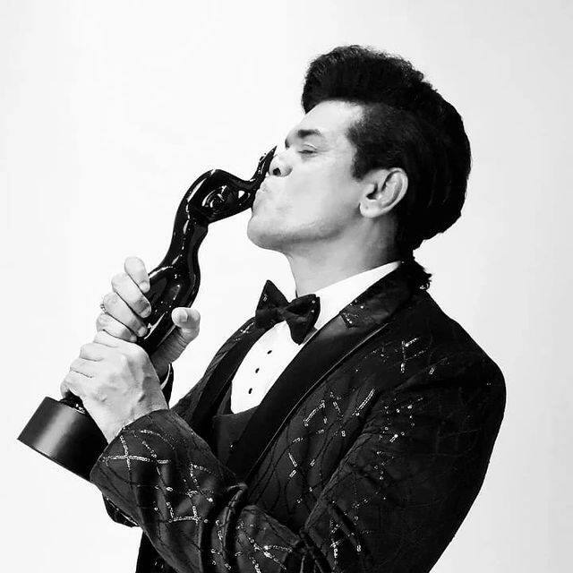 पोस्टमध्ये सिद्धार्थनं धुराळा या चित्रपटाच्या टीमचे आभार मानले. तसेच पोस्टमध्ये सिद्धार्थनं झी स्टूडिओचे देखील आभार मानले आहेत.(फोटो : siddharth23oct/ig)