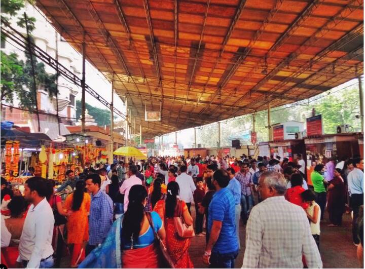 भाविकांनाही सरकारने आनंदाची बातमी दिलीय. निर्बंध उठल्याने मंदिरांमधील दर्शनासाठी असलेले नियम हटवले जाणार आहेत. त्यामुळे दर्शनपास रांगेतून भाविकांची सुटका होणार आहे.