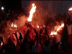 தென்காசி : மாப்பொடி, மஞ்சள்.. உலக நன்மைக்காக வேண்டி நடத்தப்பட்ட ஆற்றுத்திருமுழுக்கு ஆரத்தி விழா நிகழ்வு..