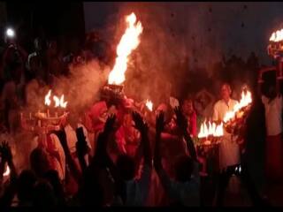 தென்காசி : மாப்பொடி, மஞ்சள்.. உலக நன்மைக்காக வேண்டி நடத்தப்பட்ட ஆற்றுத்திருமுழுக்கு ஆரத்தி விழா நிகழ்வு..