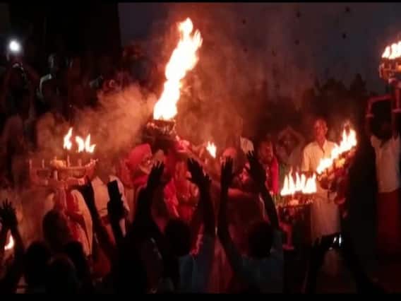 தென்காசி : மாப்பொடி, மஞ்சள்.. உலக நன்மைக்காக வேண்டி நடத்தப்பட்ட ஆற்றுத்திருமுழுக்கு ஆரத்தி விழா நிகழ்வு..