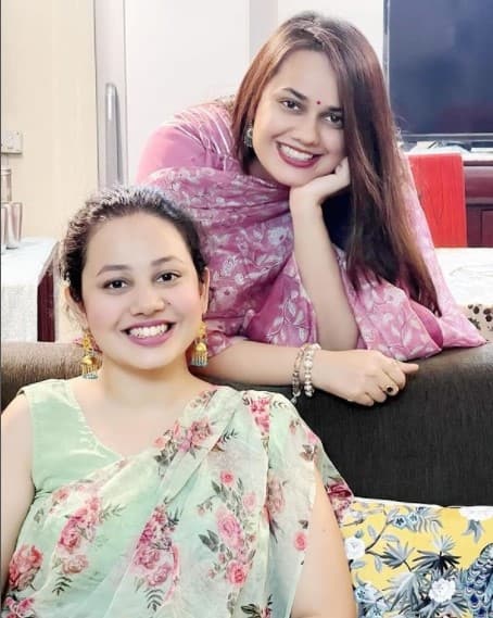 IAS अधिकारी टीना दाबीप्रमाणेच तिची धाकटी बहीण रिया दाबीही यूपीएससी टॉपर आहे. दिल्लीची रहिवासी 23 वर्षीय रिया दाबी हिने यूपीएससी परीक्षेत 15 वा क्रमांक मिळवला होता. जाणून घेऊया रिया दाबीची पोस्टिंग आता कुठे आहे?