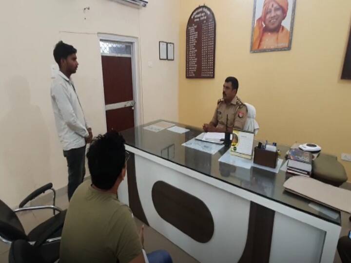 UP News: योगी सरकार 2.0 का अपराधियों में खौफ, देवरिया में लूट के मामले में अपराधी ने खुद किया पुलिस के सामने सरेंडर UP News The criminal himself surrendered in front of the police in the case of robbery in Deoria ann UP News: योगी सरकार 2.0 का अपराधियों में खौफ, देवरिया में लूट के मामले में अपराधी ने खुद किया पुलिस के सामने सरेंडर