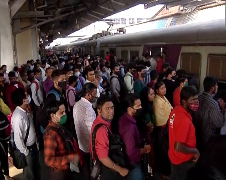 मुंबईतील लोकल प्रवाशांनाही राज्य सरकारने दिलासा दिलाय. लोकल प्रवासासाठी असलेली दुहेरी लसीकरणाची अट मागे घेण्यात आलीय.