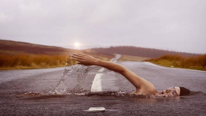 সাঁতার শিখতে হলে জলে সময় কাটানো জরুরি। এতে আত্মবিশ্বাস বাড়বে। রোজ হয়ত পুলে বা সাঁতার ক্লাবে যাওয়া সম্ভব হবে না, কিন্তু জলে যত বেশি সময় দেবেন, ততই তাড়াতাড়ি সাঁতার শিখতে পারবেন। রোজ সময় দিতে না পারলেও, জলে নামায় খুব বেশি ব্যবধান থাকলে আগ্রহ হারাবেন।