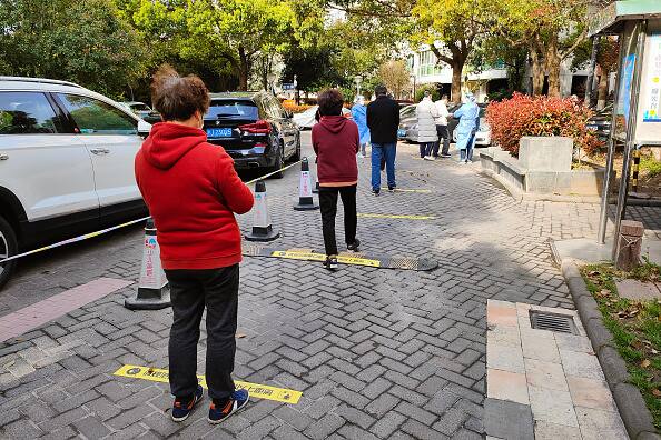 Residents line up for the mandatory Covid-19 screening in a residential block in Shanghai, China Friday, April 01, 2022. (Source: Getty Images)