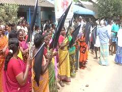 மயிலாடுதுறை : அம்பேத்கர் உருவப்படத்திற்கு மரியாதை செலுத்த எதிர்ப்பு தெரிவித்த கிராம மக்கள்.. கறுப்புக்கொடியுடன் ஆர்ப்பாட்டம்..