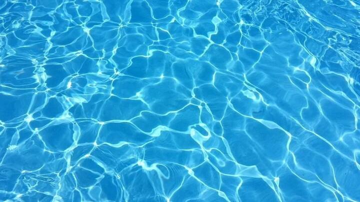 সাঁতার শেখার ইচ্ছে থাকলে অবশ্যই প্রশিক্ষকের পরামর্শ মেনে চলুন। অভিজ্ঞ মানুষই খামতিগুলি কাটিয়ে উঠতে সাহায্য করতে পারেন। কোথাও যদি ভুল করেন, তা ধরিয়েও দিতে পারেন তিনি।