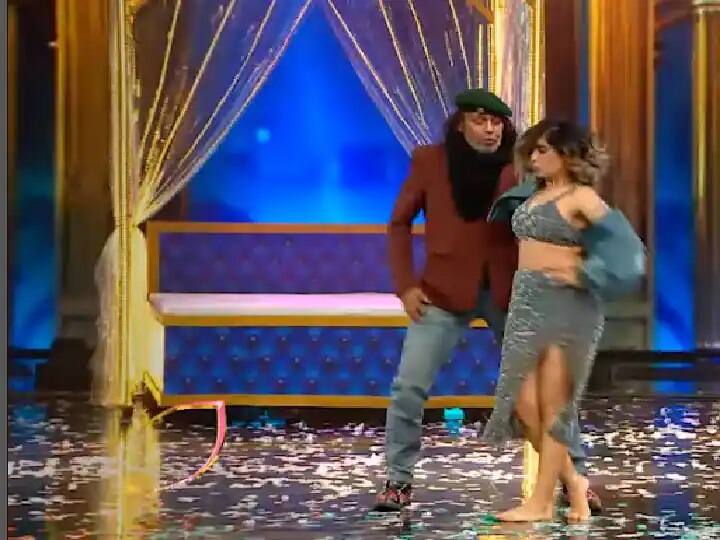 Video: Actor mithun chakraborty dance with singer neha bhasin on hunarbaaz stage વર્ષો બાદ મિથૂને હૉટ એક્ટ્રેસ સાથે સ્ટેજ પર કર્યો જબરદસ્ત ડાન્સ, દર્શકો રહી ગયા જોતા, જુઓ..........