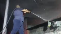 Pune के एक गोदाम में लगी भीषण आग, दमकल के एक अधिकारी आग बुझाने के दौरान जख्मी