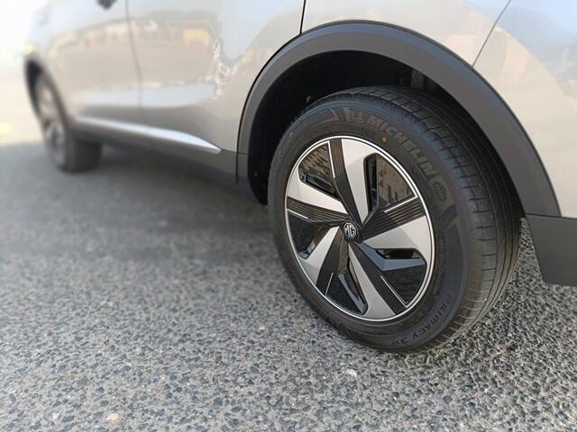 कुछ भी करने से पहले बात करते हैं कि आप वैसे भी ZS क्यों खरीदना चाहते हैं. हां, रेंज और परफॉर्मेंस. एक ईवी ड्राइव करने के लिए तेज और आसान होने के बारे में है लेकिन चिंता को दूर करने के लिए पर्याप्त रेंज प्रदान करना एक मुद्दा है. पिछले ZS ने 419km के आधिकारिक आंकड़े के साथ अच्छा काम किया था, लेकिन नई में 461km रेंज के साथ 50.3kWh बड़ा बैटरी पैक है.