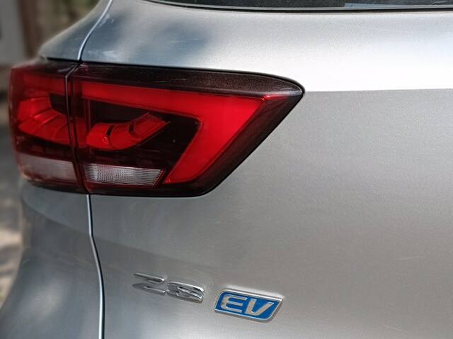 एस्टर की तरह, नई जेडएस में स्लिमर एलईडी हेडलैम्प्स को रीडिज़ाइन किया गया है, लेकिन कलर  ग्रिल और नया बम्पर इसे सड़क पर अलग दिखाता है और पहले के जेडएस अलग यह एक परिणाम के रूप में अधिक दिखता है. अन्य जगहों पर नए 17-इंच के अलॉय, नए एलईडी टेल-लैंप और एक नया रियर बम्पर भी है.