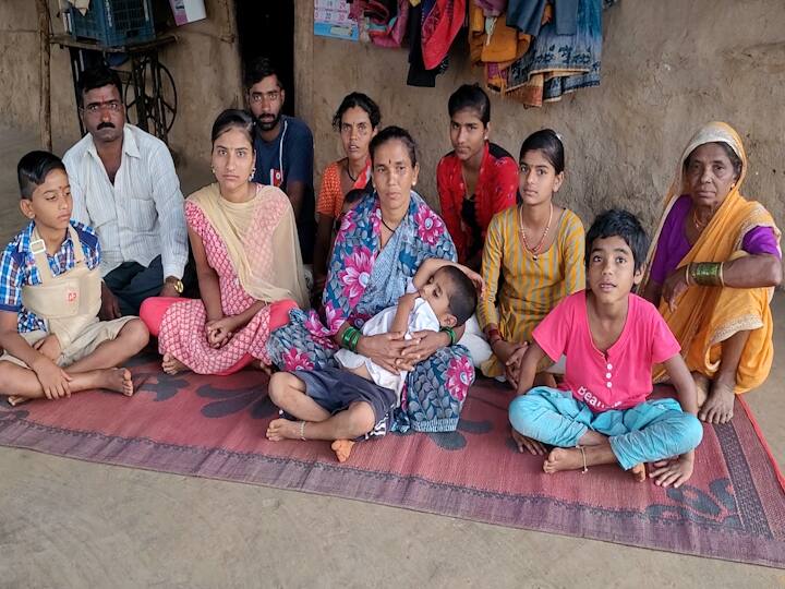 Maharashtra Satara News Teachers threaten the family of those students in Satara who are struggling to reach school Satara News : संघर्ष करुन शाळा गाठणाऱ्या साताऱ्यातील 'त्या' विद्यार्थांच्या कुटुंबाला शिक्षकांची धमकी