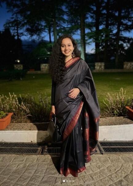 टीनाप्रमाणेच रियानेही पहिल्याच प्रयत्नात UPSC परीक्षा उत्तीर्ण झाली. रिया आणि टीना यांनी दिल्ली विद्यापीठातील लेडी श्री राम यांच्याकडून महाविद्यालयीन शिक्षण घेतले.