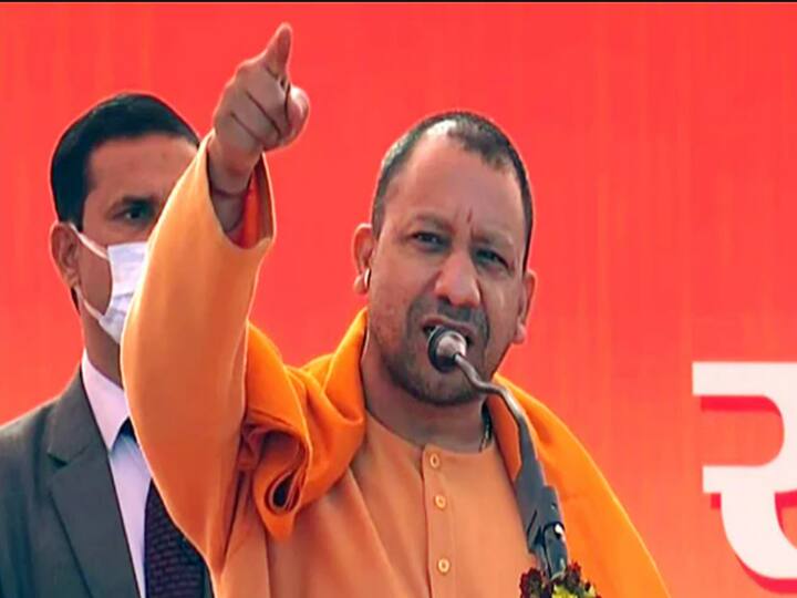 UP CM Yogi Adityanath Stops Convoy to make way for ambulance ट्रैफिक में फंसी एंबुलेंस को रास्ता देने के लिए सीएम योगी ने रोका अपना काफिला