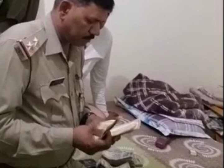 Sambhal Bahjoi Police Station Uttar Pradesh Video of four policemen taking bribe viral Inspector  suspended ANN Sambhal News: दारोगा ने कहा 80 हजार दो नहीं तो गंभीर धाराओं में जेल भेजूंगा, रिश्वत के नोट गिनते वीडियो वायरल, हुई ये कार्रवाई