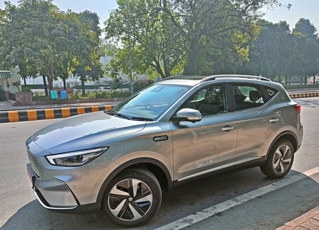 जैसा कि इसके प्राइस-टैग से पता चलता है, इंटीरियर प्रीमियम महसूस करने के मामले में एक हाइलाइट बना हुआ है. कंट्रास्ट स्टिचिंग, सॉफ्ट टच मटेरियल सभी हाई क्वालिटी वाले हैं और इस कीमत पर इसमें सबसे अच्छी क्वालिटी वाला इंटीरियर है. नया डिजिटल इंस्ट्रूमेंट क्लस्टर फ्यूचरिस्टिक ईवी की थीम के साथ फिट बैठता है और देखने में आसान है. नया 10.1-इंच टचस्क्रीन भी ईवी से संबंधित बहुत सारी जानकारी के साथ अच्छी तरह से तैयार किया गया है और ज्यादा रेंज के लिए आप ड्राइविंग स्टाइल को कैसे बेहतर बना सकते हैं. पीछे अच्छे लैगरूम के साथ आरामदायक चार सीटर होने के कारण जगह अच्छी है, भले ही छत के कारण हेडरूम थोड़ा कम है.