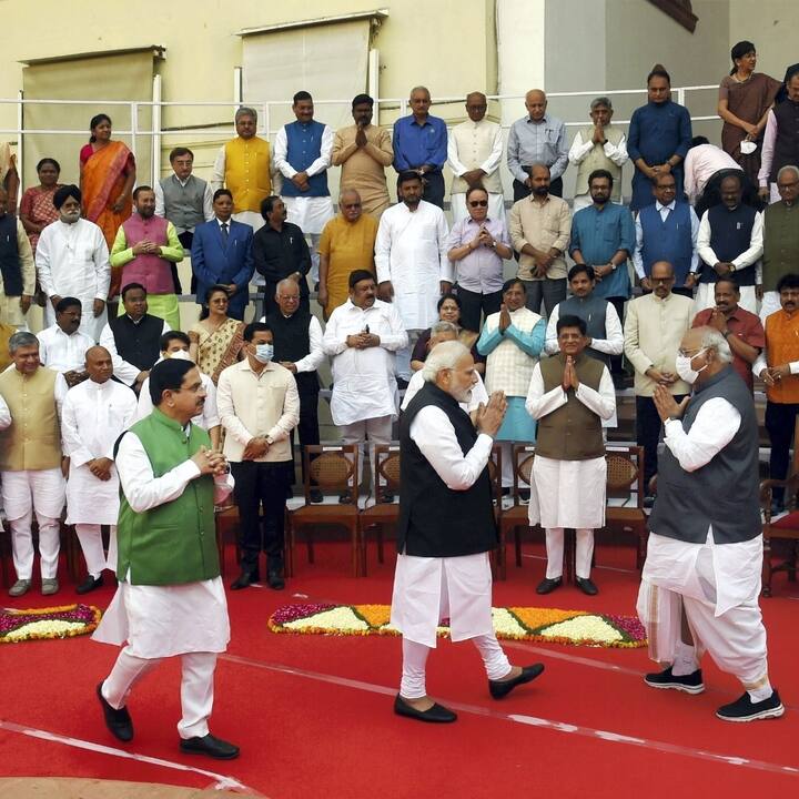 একসঙ্গে ৭২ জন সাংসদের অবসর। এই উপলক্ষে গ্রুপ ফটো সেসনের ব্যবস্থা করা হয়।