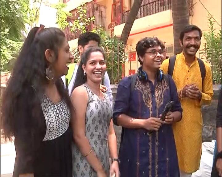 मास्कमुक्ती झाल्यानंतर कॉलेज परिसरात , कॉलेज कट्ट्यावर होणारी विद्यार्थ्यांची घुसमट आता एकदाची थांबली आहे. आता महाविद्यालयात जाणाऱ्या विद्यार्थ्यांना मास्क न घालता मुक्तपणे फिरता येणार आहे