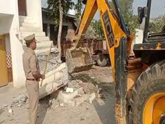 Saharanpur News: सहारनपुर में गैंगरेप के आरोपियों के घर बुल्डोजर लेकर पहुंची पुलिस, कहा- सरेंडर कर दो नहीं तो तोड़ देंगे घर