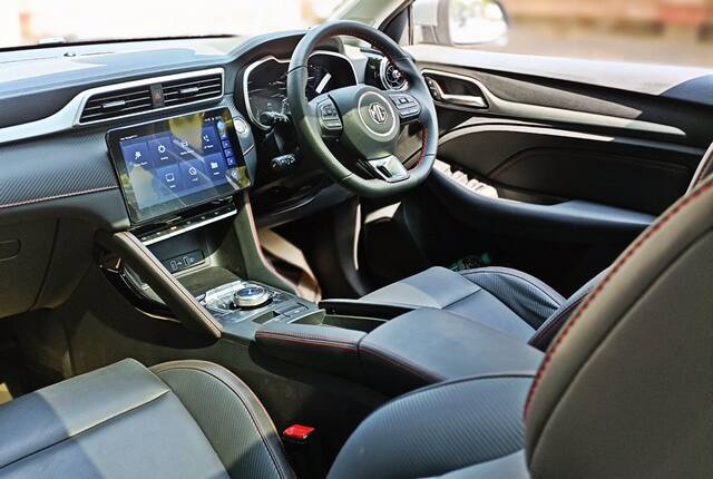 किसी भी MG की तरह, इक्यूमेंट का लेवल एक उपयोगी 360 डिग्री व्यू कैमरा, पैनोरमिक सनरूफ, रियर आर्मरेस्ट, ज्यादा फीचर्स के साथ कनेक्टेड कार टेक्नोलॉजी, एक डिजिटल ब्लूटूथ की के साथ है जो आपकी फिजिकल की खो जाने पर मदद करती है, ब्लाइंड स्पॉट डिटेक्शन, रियर ड्राइव असिस्ट , वायरलेस चार्जिंग, टीपीएमएस, 6 एयरबैग, पीएम 2.5 एयर फिल्टर आदि भी हैं. हालांकि यह एस्टर पर देखे गए एडीएएस फीचर से चूक जाती है.