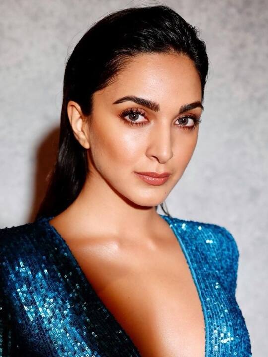 दरअसल, बीती रात Grazia Millennial Awards 2022 का आयोजन किया गया था, जिसमें बी-टाउन के तमाम सेलेब्स शामिल रहे. इनमें कियारा आडवाणी भी थीं, जिन्होंने अपने ग्लैम लुक से मानो पूरी लाइमलाइट लूट ली थी.