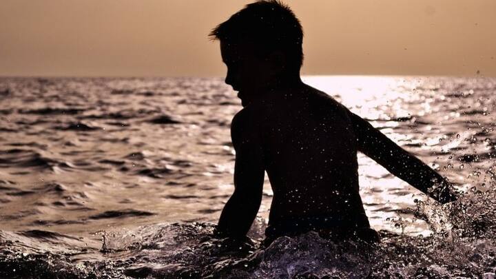 ফ্রিস্টাইলের খুঁটিনাটি শেখা জরুরি। দেখতে সহজ মনে হলেও, জলের উপর ভেসে থাকার অনেক কৌশল রয়েছে। বড় বয়সে সাঁতার শিখতে গিয়ে ফ্রিস্টাইলকে কখনও একটি স্ট্রোক ভেবে বসবেন না। বরং প্রশিক্ষকের নির্দেশ মেনে চলুন। কোন দিকে, কী অবস্থায় হাত রাখতে হবে, কবজির অবস্থানই বা কেমন হওয়া উচিত, তা শিখে নিন মন দিয়ে।