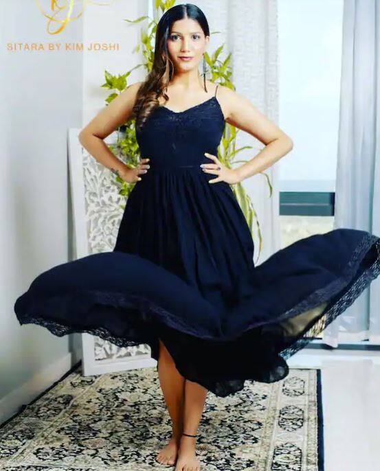 ਬਲੈਕ ਸਕਰਟ ਅਤੇ ਨੈੱਟਡ ਟਾਪ ਵਿੱਚ ਸਪਨਾ ਦਾ ਕਿਲਰ ਲੁੱਕ ਦੇਖਣਯੋਗ ਹੈ।