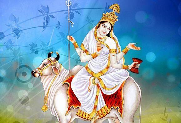 नवरात्र के पहले दिन मां शैलपुत्री की पूजा-अर्चना की जाती है. कहा जाता है कि इस दिन लाल रंग का कपड़ा पहना बहुत शुभ होता है. क्योंकि लाल रंग को प्रेम का रंग माना जाता है.