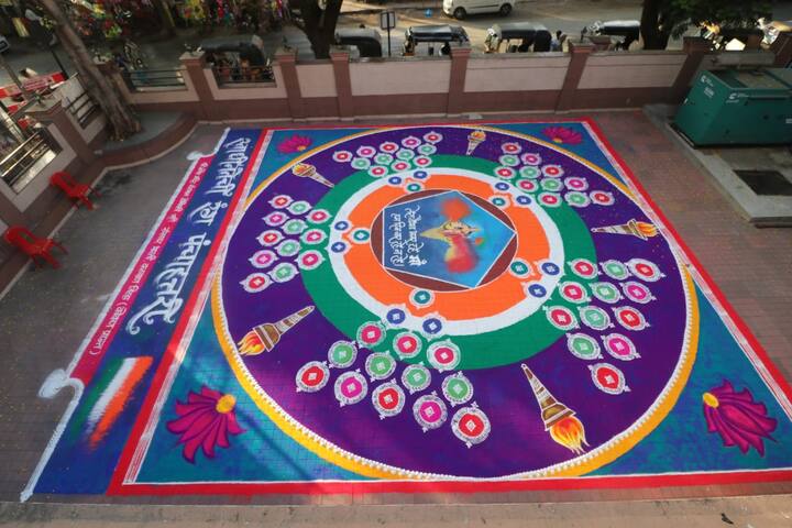 250 किलो रंग वापरून हि कलाकृती साकारली गेली आहे. विशेष म्हणजे भारत मातेच्या सभोवती 75 उद्दिष्ट पूर्तीचे गोल रांगोळीच्या माध्यमातून साकारण्यात आले आहेत.
