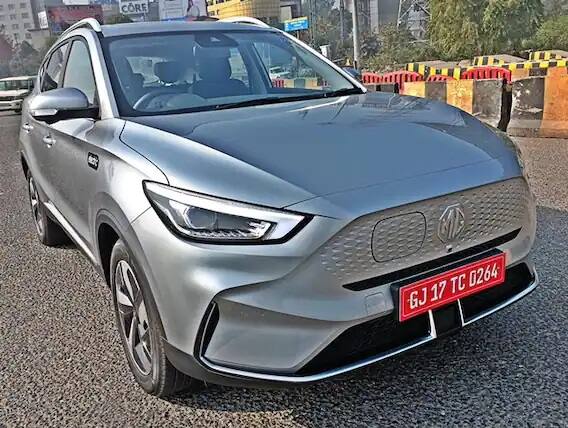 ડ્રાઇવિંગના મામલામાં ZS હવે 176bhp પ્રાપ્ત કરે છે, અને આ પણ જુના વર્ઝનની સરખામણીમાં વધુ છે. ત્રણ ડ્રાઇવ મૉડની વચ્ચે સ્ટૉપ ગો ટ્રાફિક માટે ઇકો સૌથી બેસ્ટ છે, અને આ બહુજ આસાન છે. તમે તમારા ડ્રાઇવિંગ સ્ટાઇલ અનુસાર બ્રેક રિઝેનરેશન લેવલ પણ બદલી શકો છો. કોઇપણ ઇલેક્ટ્રિક કારની જેમ એક્સીલિરેશન ક્વિક છે અને સ્પોર્ટ મૉડની સાથે જોઇએત તો આ મજબૂત થાય છે. આને આસાનીથી ત્રિપલ ડિજીટ સ્પીડમાં જવુ અને આરામદેહ ક્રૂઝર હોવામાં કોઇ સમસ્યા નથી. અમે એ પણ અનુભવ્યુ કે ટૉર્ક સ્ટીયર પહેલા વાળા ZS થી ઓછો છે, અને ઓછા રૉલની સાથે હાઇ સ્પીડ સ્ટેબિલિટી બેસ્ટ છે, રાઇડ ક્વૉલિટી સારી છે, હલકુ સ્ટીયરિંગ અને કૉમ્પેક્ટ સાઇઝ એક બૉનસ છે.