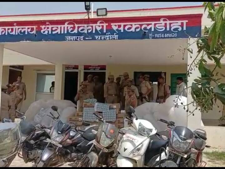 UP News Chandauli Raid on illegal liquor factory operating under guise of cock farm in Chandauli 4 arrested ANN Chandauli: मुर्गा फार्म की आड़ में चल रहे अवैध शराब फैक्ट्री पर छापा, भारी मात्रा में शराब और वाहन बरामद