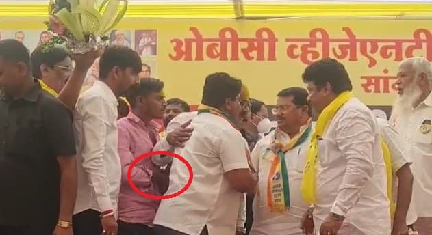 21 year old man arrested for stealing Rs 50,000 from Shiv Sena district chief's pocket in Sangli Sangli : भर स्टेजवर शिवसेना जिल्हा प्रमुखाच्या खिशातील 50 हजारांचं बंडल चोरणाऱ्याला बेड्या