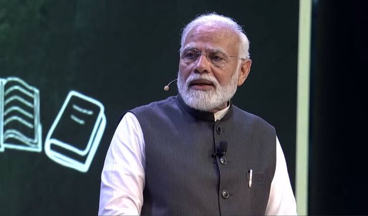 नई शिक्षा नीति पर भी पीएम मोदी ने अपनी बात रखी. उन्होंने कहा, '2014 से ही हम नई नेशनल एजुकेशन पॉलिसी के काम पर लगे थे. हिंदुस्तान के हर कोने में इस काम के लिए इस विषय पर brainstorming हुआ. देश के अच्छे विद्वान, जो लोग साइंस और टेक्नोलॉजी से जुड़े थे, उसके नेतृत्व में इसकी चर्चा हुई. उससे जो ड्राफ्ट तैयार हुआ उसे फिर लोगों के बीच भेजा गया, उस पर 15-20 लाख इनपुट आए. इतने व्यापक प्रयास के बाद नई शिक्षा नीति आई है.'
