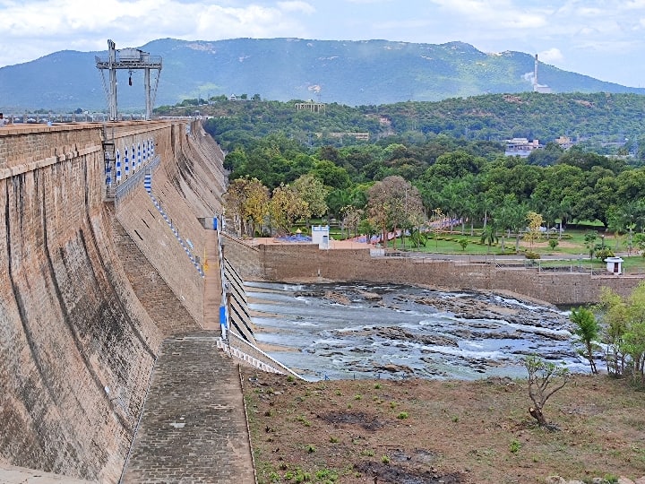 The discharge of Mettur Dam has been reduced from 2,360 cubic feet to 2,210 cubic feet. மேட்டூர் அணையின் நீர்வரத்து 2,360 கன அடியில் இருந்து 2,210 கன அடியாக குறைவு..