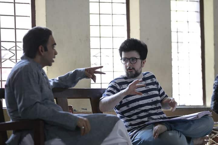 सिनेमात वसंतराव देशपांडे यांची भूमिका त्यांच्या नातवाने म्हणजेच राहुल देशपांडेने साकारली आहे.