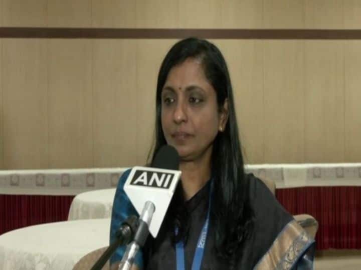 Masks curtail COVID-19 spread, don't lower guard, says expert Mask against Covid19 : मास्क मुक्ती झाली असली तरी काळजी घेणे गरजेचे ; तज्ञ्ज्ञांकडून सावधगिरी बाळगण्याचा सल्ला