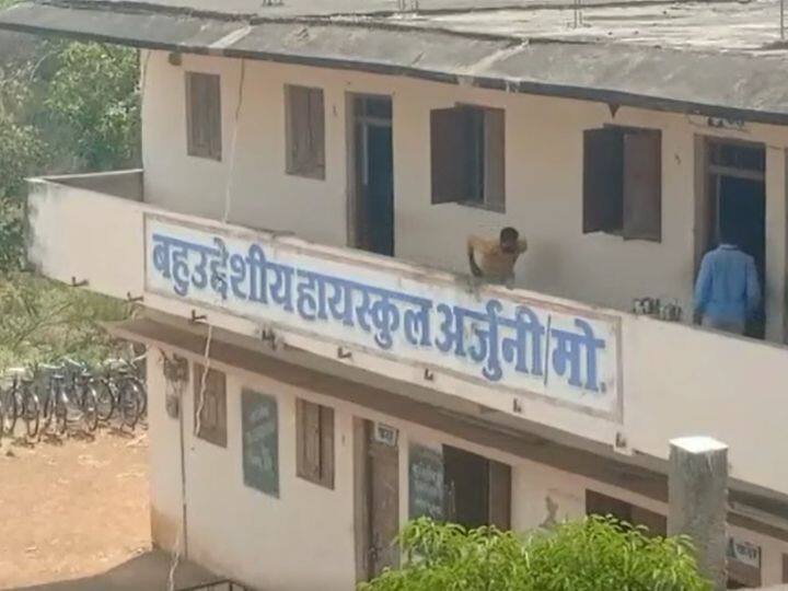 Maharashtra Marathi News group copy in SSC examination in a school in Gondia district Video shoot by parent SSC Exam : गोंदिया जिल्ह्यातील शाळेत 10 वीच्या परीक्षेत सामूहिक कॉपीचा प्रकार; पालकाने काढला व्हिडिओ