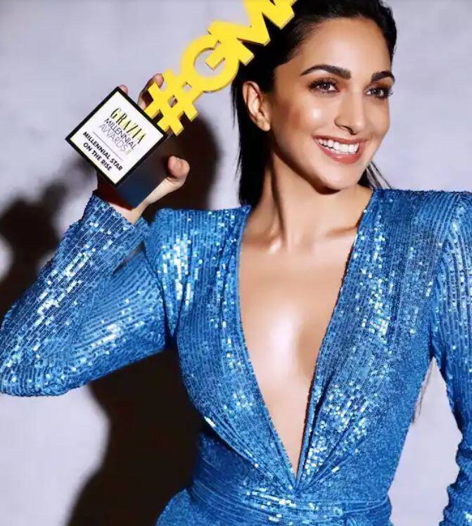 ਕਿਆਰਾ ਨੇ ਆਪਣੇ ਗਲੈਮ ਮੇਕਅੱਪ ਨਾਲ ਇਸ ਲੁੱਕ ਨੂੰ ਖਾਸ ਬਣਾਇਆ । ਉਸਦਾ ਮੇਕਓਵਰ ਕੁਝ ਅਜਿਹਾ ਸੀ ਜੋ ਤੁਸੀਂ ਕਾਕਟੇਲ ਪਾਰਟੀ ਲਈ ਲੈ ਜਾ ਸਕਦੇ ਹੋ।
