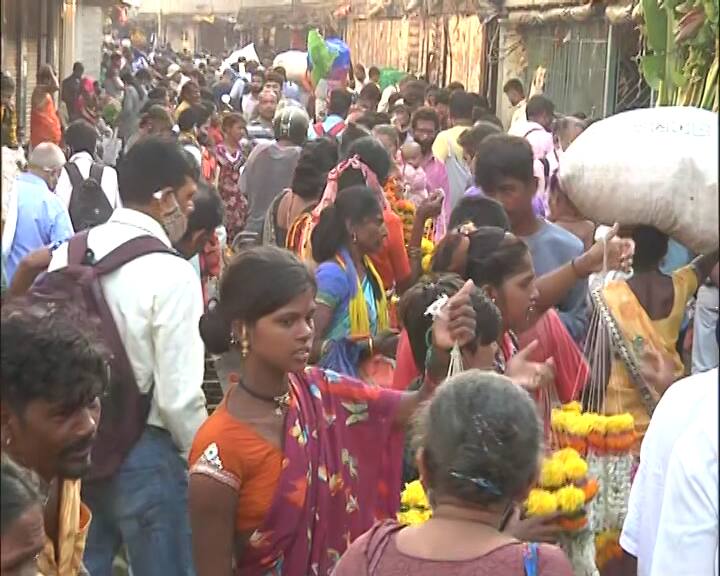 उद्याच्या गुढीपाडव्याच्या पार्श्वभूमीवर बाजारात नागरिकांची खरेदीसाठी मोठी रेलचेल बघायला मिळत आहे