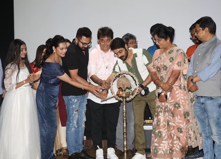 'কলকাতার হ্যারি'-র ট্রেলার মুক্তির দিন টলিউড তারকাদের 'চাঁদের হাট'। হাজির রইলেন সোহম চক্রবর্তী, প্রসেনজিৎ চট্টোপাধ্যায়, প্রিয়ঙ্কা সরকার, জিৎ গঙ্গোপাধ্যায় ও অন্যান্যরা। প্রদীপ প্রজ্জ্বলনের মাধ্যমে শুরু হল অনুষ্ঠান।