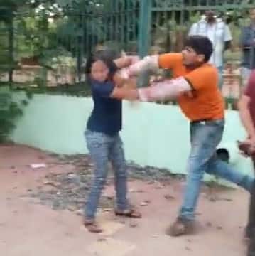 Odisha: Food delivery boy thrashes girl for abusing boyfriend ઓડિશા: બે પ્રેમીઓ વચ્ચેના ઝઘડામાં વચ્ચે પડ્યો ફૂડ ડિલિવરી બોય, યુવતીને જાહેરમાં ફટકારી